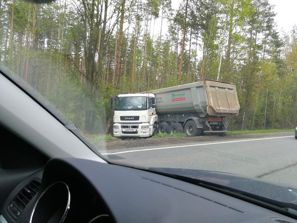 Фура вылетела во встречный кювет на Приозерском шоссе.