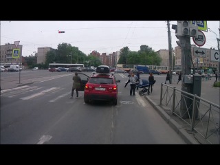Драка пассажира Митсубиси с пешеходом на перекрестке Дальневосточного проспекта и Народной улицы.