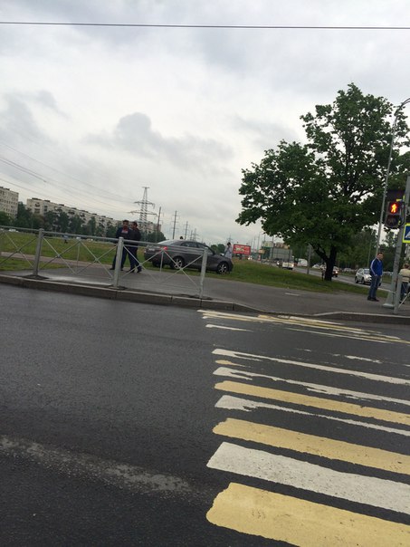 На перекрестке маршала Блюхера и Кондратьевского, китаец улетел на газон после встречи с нексией
