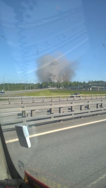 Пожар в районе порта "Бронка" под Ломоносовом. Что именно горит неизвестно.
