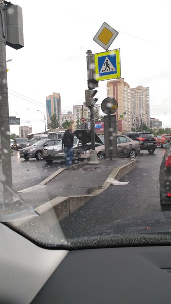 На перекрёстке Дачный / Новаторов. Альмера и старенький мерс не поделили дорогу. Проезду не мешают​.