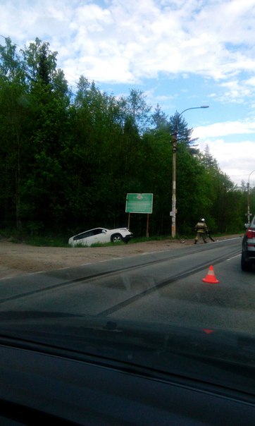 Авария в Белоострове. 680 маршрутка и chevrolet в канаве. Вроде все живы.