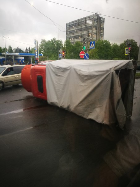Завалили грузовик на Московском шоссе почти перед КАД в сторону шушар, никого еще нет, водитель стои...