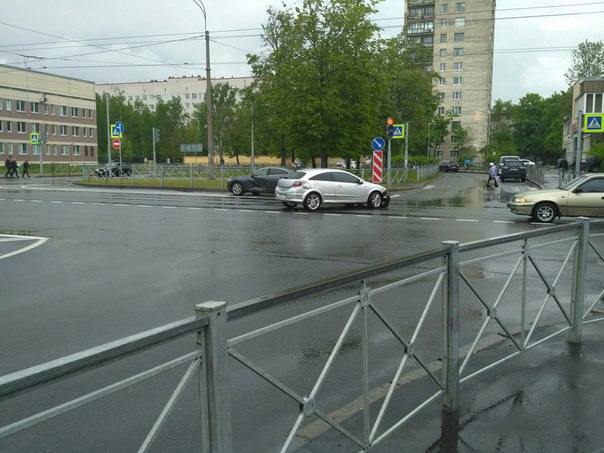 На перекрестке проспекта Мечникова и Замшиной улицы Астра при повороте не пропустила Мазду