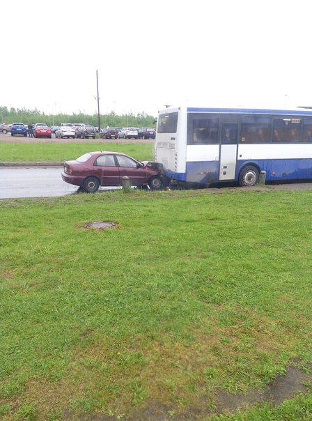 В 8:40 водитель седана не успел затормозить и въехал в автобус. У водителя разбито лицо. Но все оста...