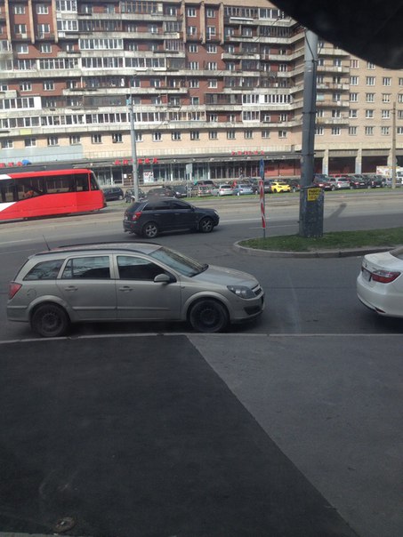Человек, на белом УАЗ ПАТРИОТ, менявший колесо на Бухарестской 72. Ты забыл домкрат а эти парни его ...