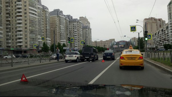На Комендантском проспекте Mercedes Гелендваген не сбросил скорость перед светофором и попытался про...
