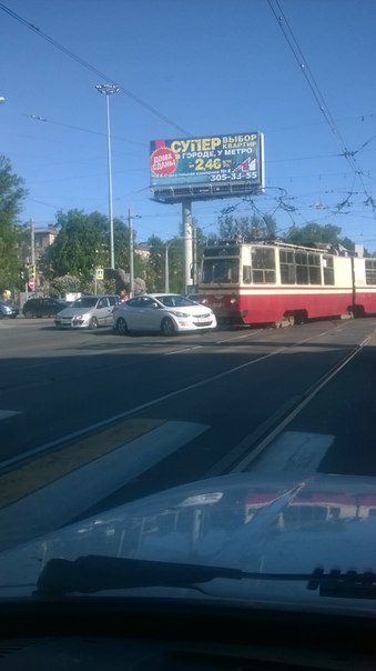 Hyundai попал под трамвай на Светлановской площади