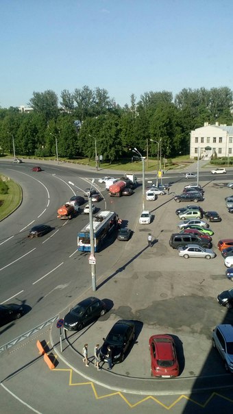 На Площади Бехтерева троллейбусу не объехать ДТП