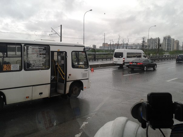 Приморское ш. у Лахтацентра . Тройничёк на въезд в город. Свободен средний ряд