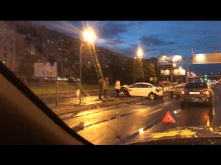 Страшная авария с такси на Октябрьской набережной. Две машины всмятку. Набережная перекрыта в сторон...