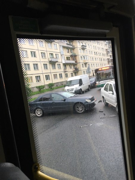 Mercedes выезжая со двора на улицу Ушинского не заметил Фиат,автобусы все встали