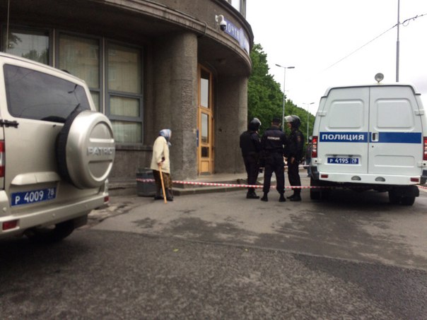 Полиция закрыла на вход Почтовое отделение на Стачек 18.
