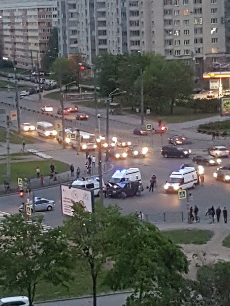 На пересечение проспекта Маршала Жукова и Ленинского авария с мотоциклом. Кого-то увезли на скорой.