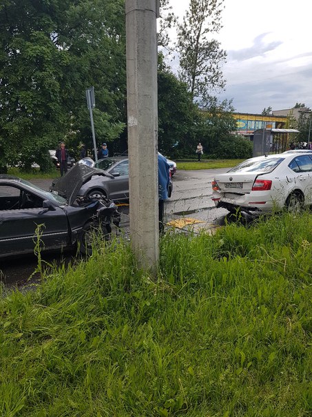 Авария в Пушкине на Железнодорожной улице напротив магазина НЕТТО. 3 машины. Audi не тормозя влетела...