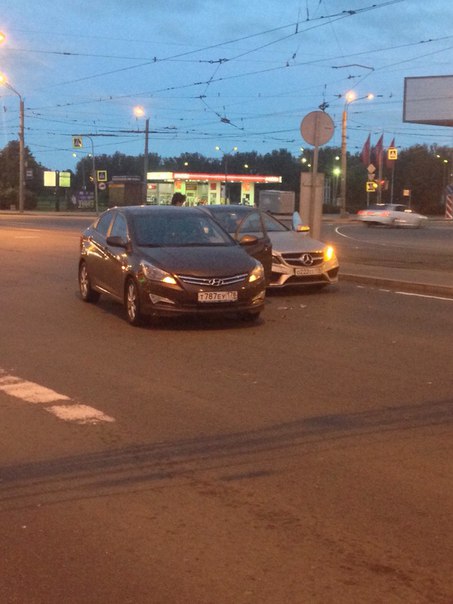 Hyundai и мерс притерлись, у мерса зеркало и фара пострадали. Бухарестская у метро. Гайцов нет, движе...