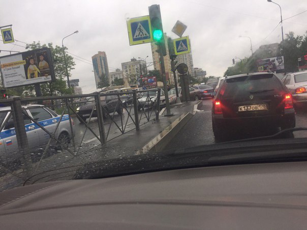 На перекрёстке Дачный / Новаторов. Альмера и старенький мерс не поделили дорогу. Проезду не мешают​.