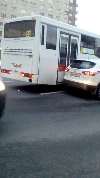 Перед перекрёстком пр. Ветеранов и ул. Корзуна притерлись 68 автобус и нисан. Троллейбусы в сторону...
