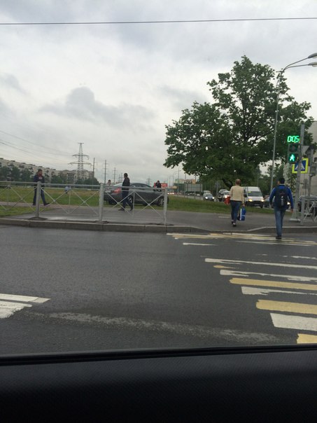 На перекрестке маршала Блюхера и Кондратьевского, китаец улетел на газон после встречи с нексией