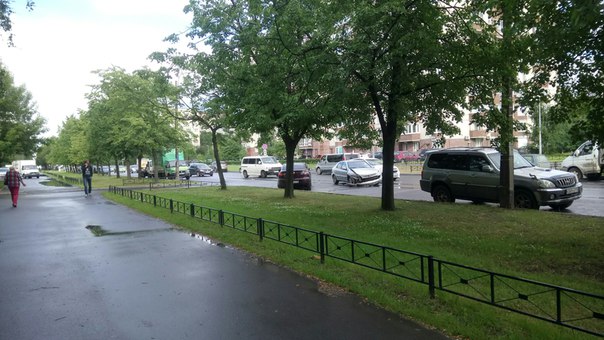 Ситроен и Mazda побились улице Подвойского и проезду не мешают