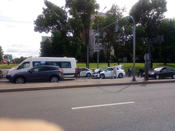 На перекрёстке Трамвайного проспекта и проспекта Стачек автомобиль такси 068 "догнал" стоящие на кра...