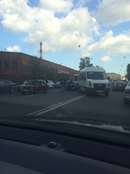 На улица Бабушкина БМВ врезалась в маршрутку.