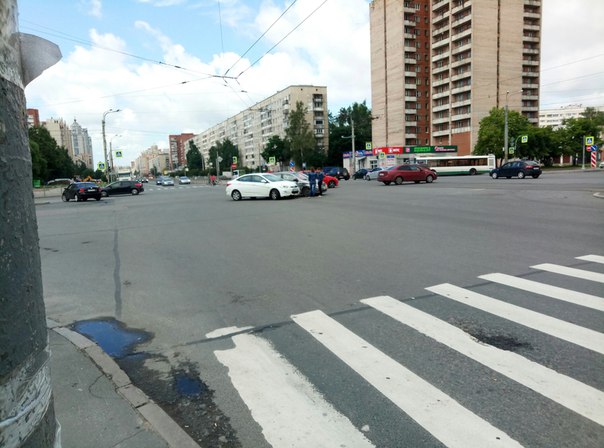 На проспекте Художников произошла авария, сфетофор не работает, машины едут хаотично.