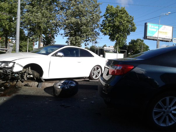 На перекрестке Пискаревского и проспекта Маршала Блюхера автомобмль влетел в ограждение потеряв коле...