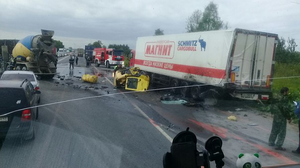 На Московском шоссе, перед съездом на Колпино, Миксер компании ЛСР въехал в фуру МАГНИТа.