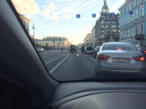 У офиса ВКонтакте из-за водителей устроив ших ДТП страдают две полосы по Невскому