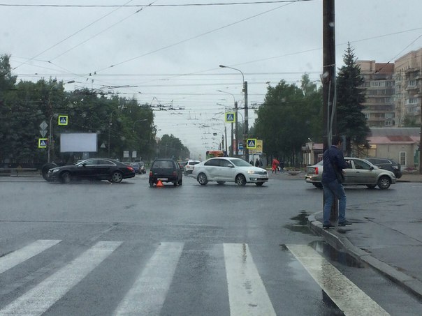 На перекрестке пр. Ветеранов и ул. Партизана Германа Ока забодала Шкоду. Троллейбусу не повернуть. К...