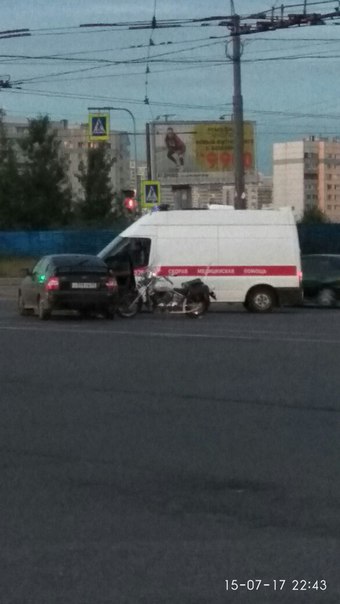 ДТП мотоциклиста с приорой на перекрестке ул.Дыбенко и пр.Большевиков.