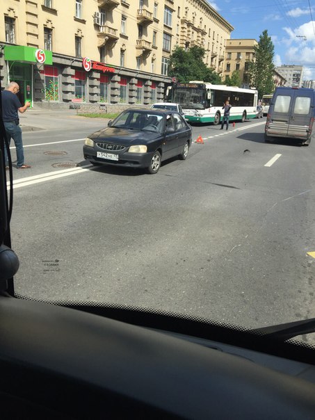 Не разъехались на Кондратьевском у дома 38, в 11:30.ходят ругаются,ДПС нет