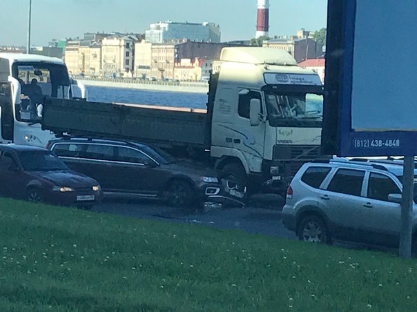 Volvo подмяла своего младшего брата на Малоохтинском проспекте.
