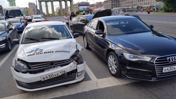 Джигит на ТаксиБлюз собрал 2 машины. Двое пострадавших на Московских воротах