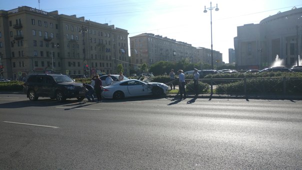 Что-то сочное на Московском проспекте у Парка Победы в сторону центра. Девочку на VW аж в кусты под...