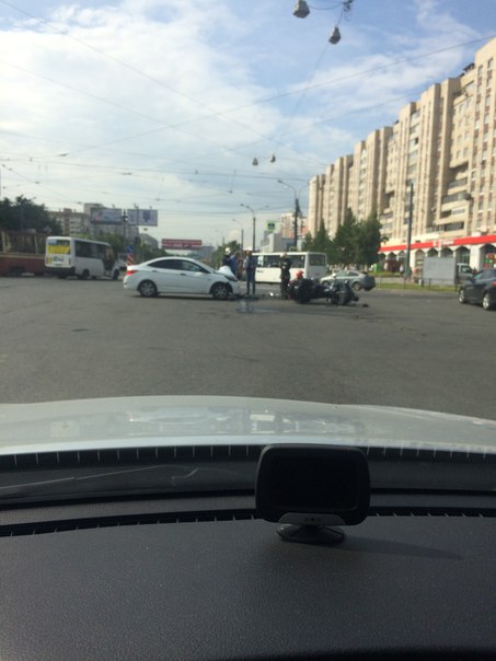 На перекрёстке Энгельса и Луначарского Мотик прилёг, вроде все живы. Хотя Скорая есть. И МЧС