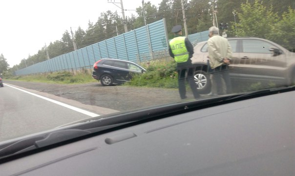 На Приморском шоссе в районе Комарово если ехать с города ДТП две машины в кувете ,,пробка уже расте...