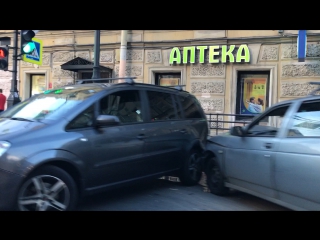 Ваз 2111 и Opel раскорячились на улице Маяковского перед улицей Жуковского.