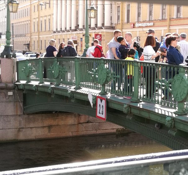 Грибоедова 6/2 на пешеходном мостике работают карманники. Человек 5. двое Отвлекают людей сувенирами...