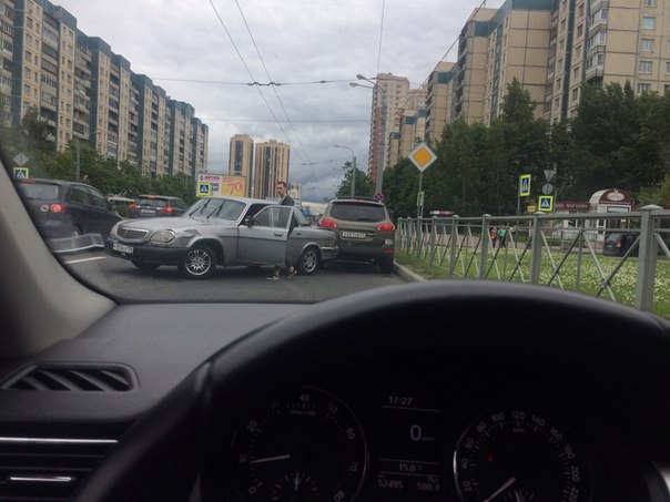 Волга неудачно припарковалась в hyundai. Угол Маршала Новикова и ул. Королева. Видимо волгу подрезали...