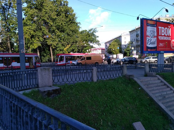 Трамвай оторвал бампер легковушке у Чернореченского моста на Савушкина.