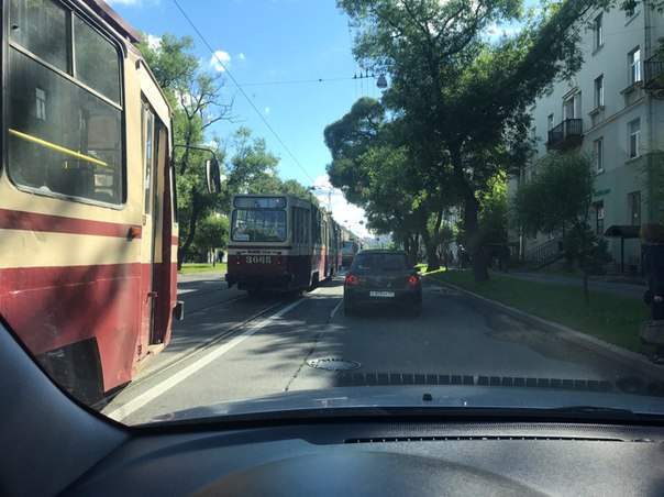 Встали трамваи на Савушкина из-за ДТП на перекрёстке Шишмаревского переулка и Савушкина
