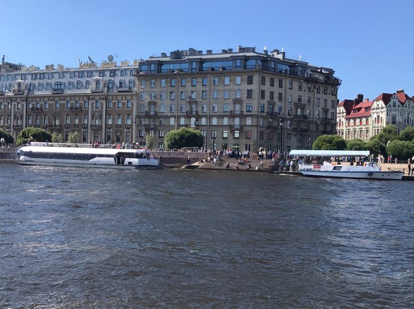 На Кронверкской набережной около водного поста МЧС судно "Мария" оторвала причал от берега