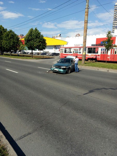 На Выборгском шоссе, напротив окея, автобус и лада. Лада раскорячилась на полторы полосы!Автобус пол...