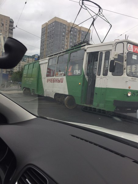 Что бывает, когда ученик валит боком на трамвае по проспекту Маршала Казакова
