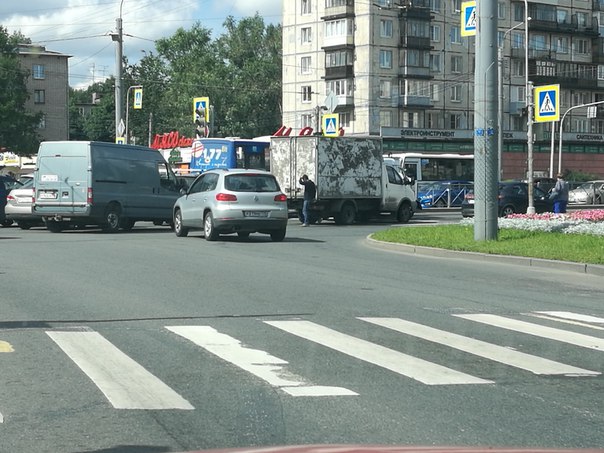 Перекресток Пискаревский—металлистов 2 газели нашли друг друга, пробка собирается