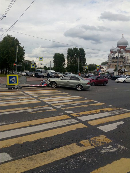 На пересечении Бестужевской и Пискаревского, Nissan и Нексия, Nissan снес знак, у водителя забинтова...