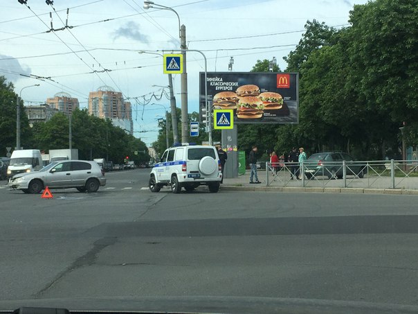 ДТП на перекрёстке Пражской и Белы Куна, в 9:50 из служб приехали только полиция.
