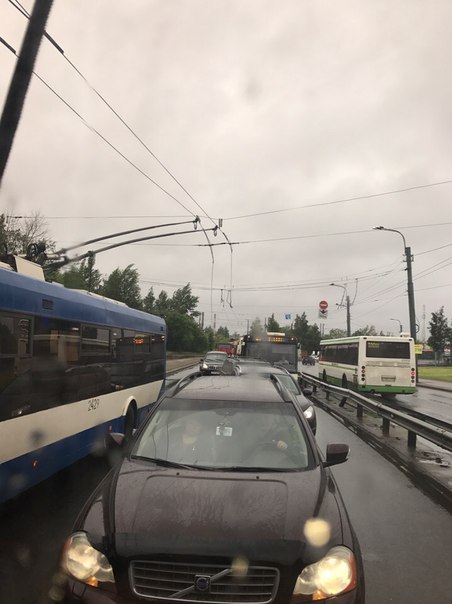 На проспекте Косыгина 2к4 порвались троллейбусные контакты